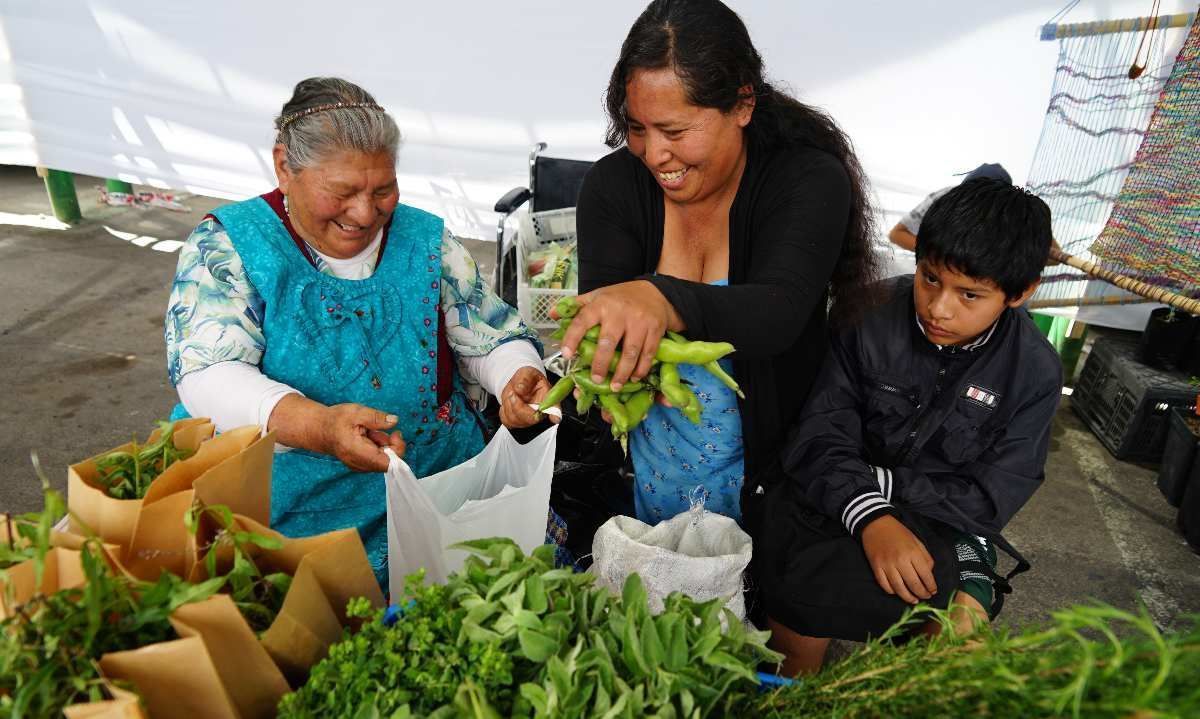 Agricultores y ganaderos de El Loa muestran sus productos en feria organizada por Minera El Abra