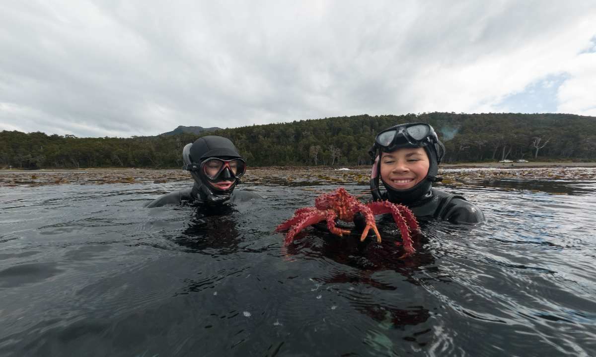 Expertos en apnea y pesca con arpón realizan encuentro con Taller de buceo Kawésqar Nómades del Mar