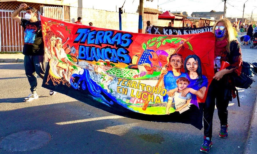 En esta imagen se puede apreciar un lienzo de la asamblea Tierras Blancas Territorio en Lucha de la comuna de Coquimbo