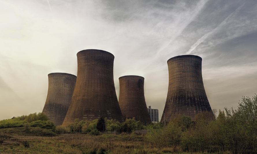 En esta imagen se ven torres de refrigeración de un complejo nuclear abandonado