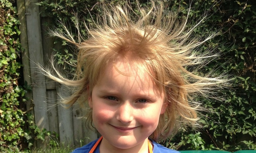 En esta fotografía se puede ver a una niña con su pelo erizado producto del efecto triboeléctrico, que se produce cuando dos cuerpos se frotan y producen electricidad