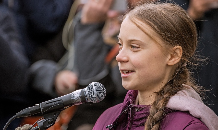 En la fotografía se puede ver a Greta Thunberg, joven activista sueca que inició el movimiento Fridays for Future