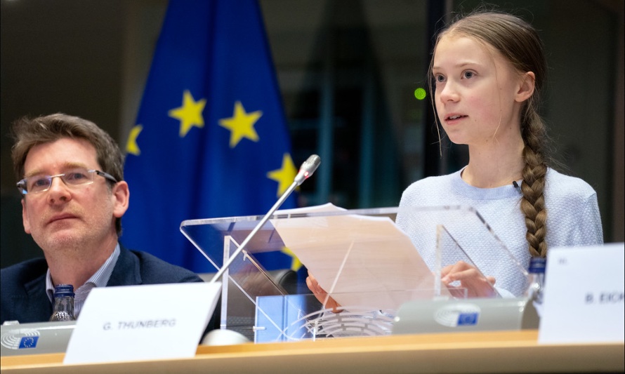 En esta fotografía se puede ver a Greta Thunberg dando un discurso en el parlamento europeo