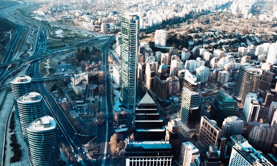En esta fotografía se puede apreciar al sector de Las Condes en Santiago. Desde la vista aérea se puede ver la gran cantidad de edificios y muy pocos árboles