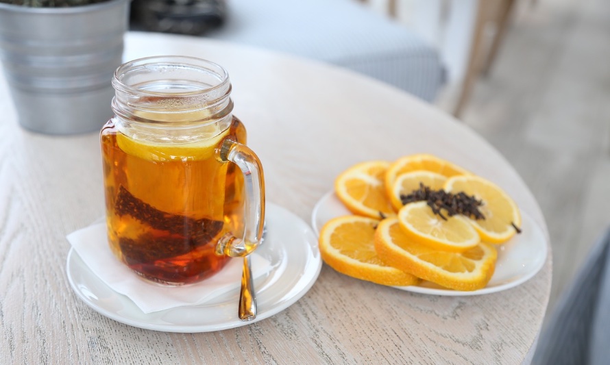 En la imagen se puede apreciar una refrescante infusión de té rooibos con rodajas de naranja